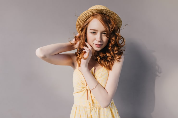 6 Cute, Easy Hairstyles to Wear with Hats